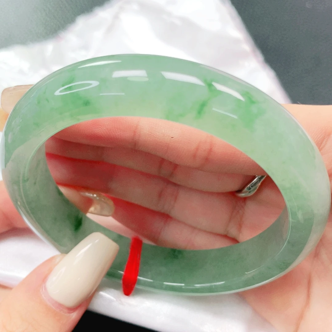 翡翠手镯未镶嵌57。