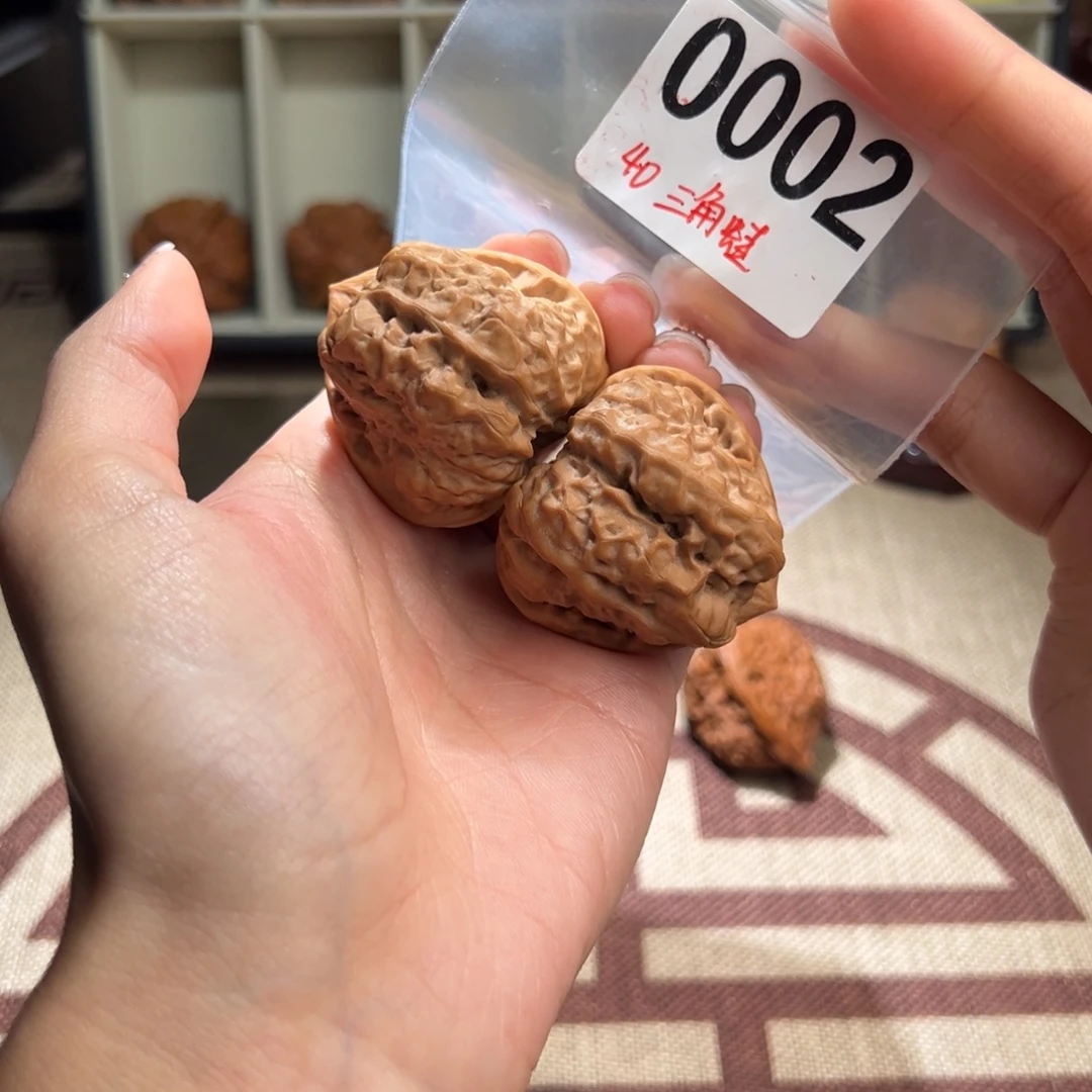 40四开背三角蛙文玩核桃