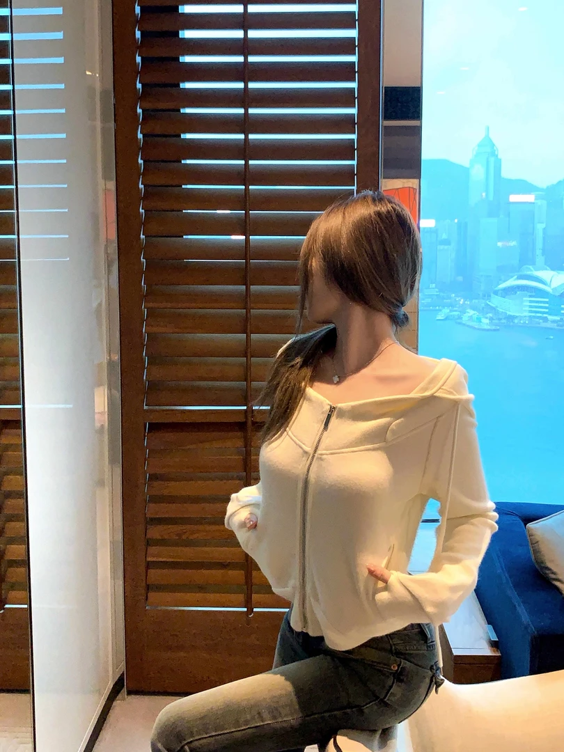 【现货】早秋简约辣妹一字肩连帽短款百搭外套上衣奶油白长袖卫衣女