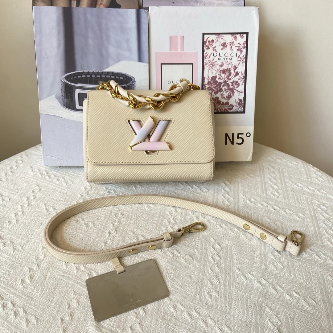 95新 LouisVuitton/路易威登 米白色twist小号情人节限定芯片款