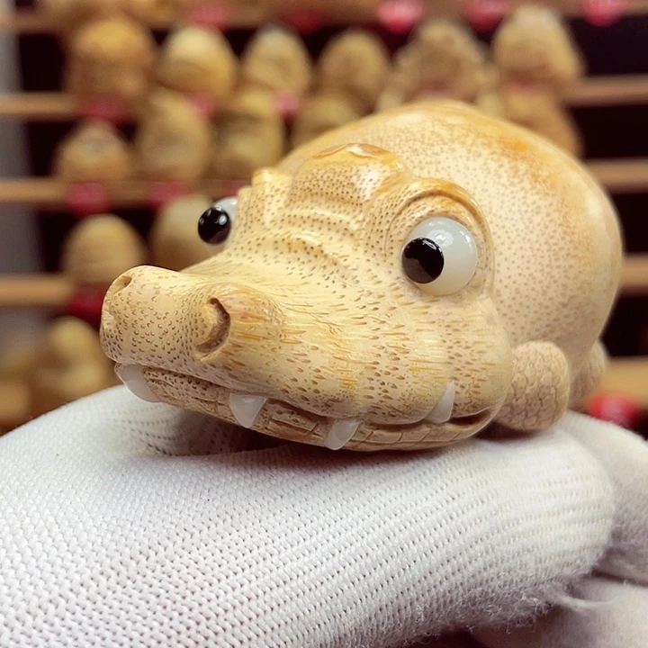 香榧木竹根雕鳄鱼手把件