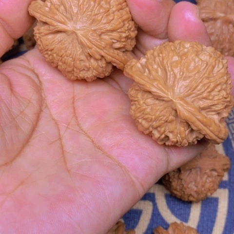 【闪购商品】文玩核桃吊坠广***妈白狮子47