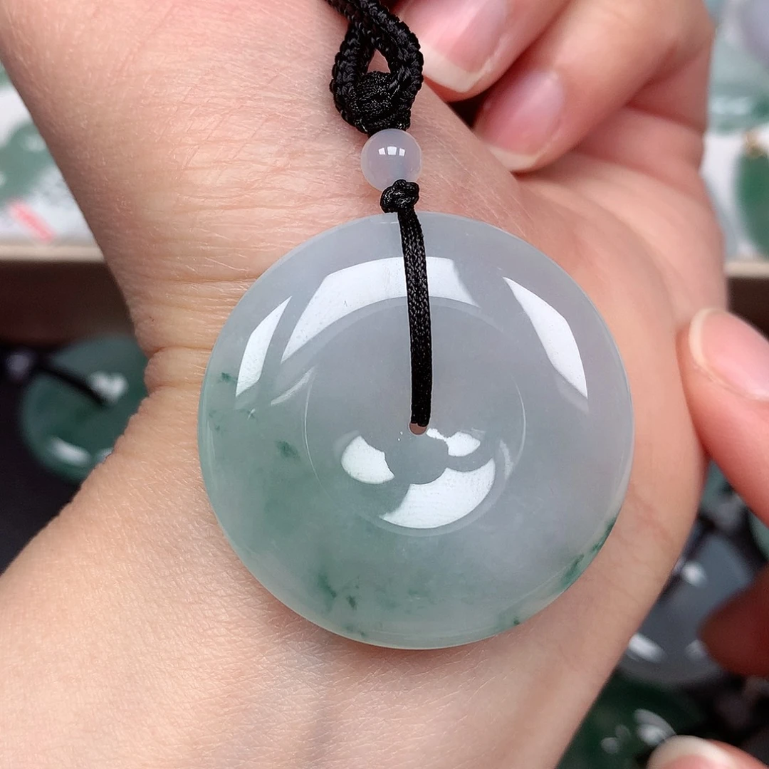 翡翠颈饰未镶嵌平安扣