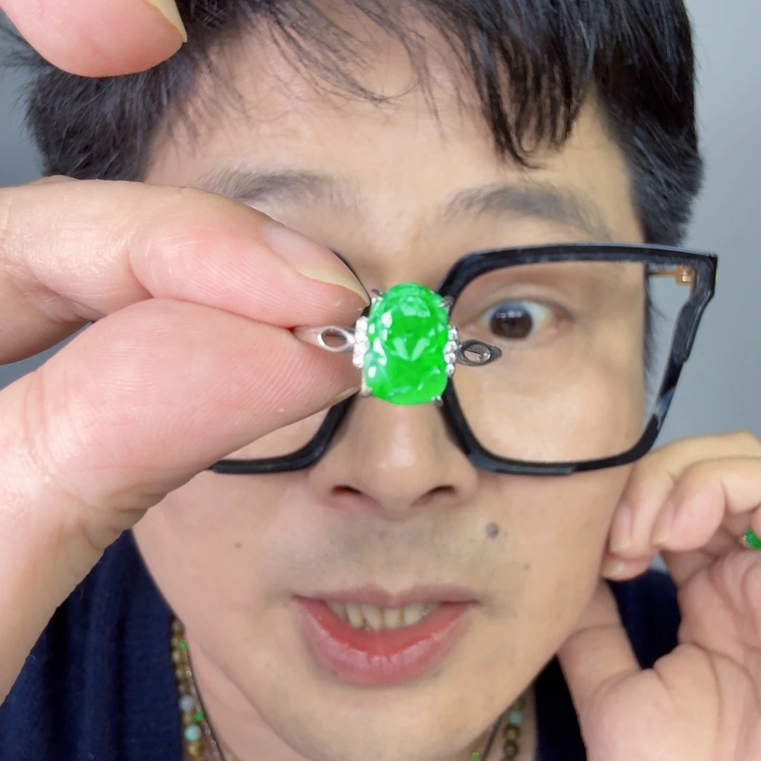 翡翠未镶嵌颈饰一件