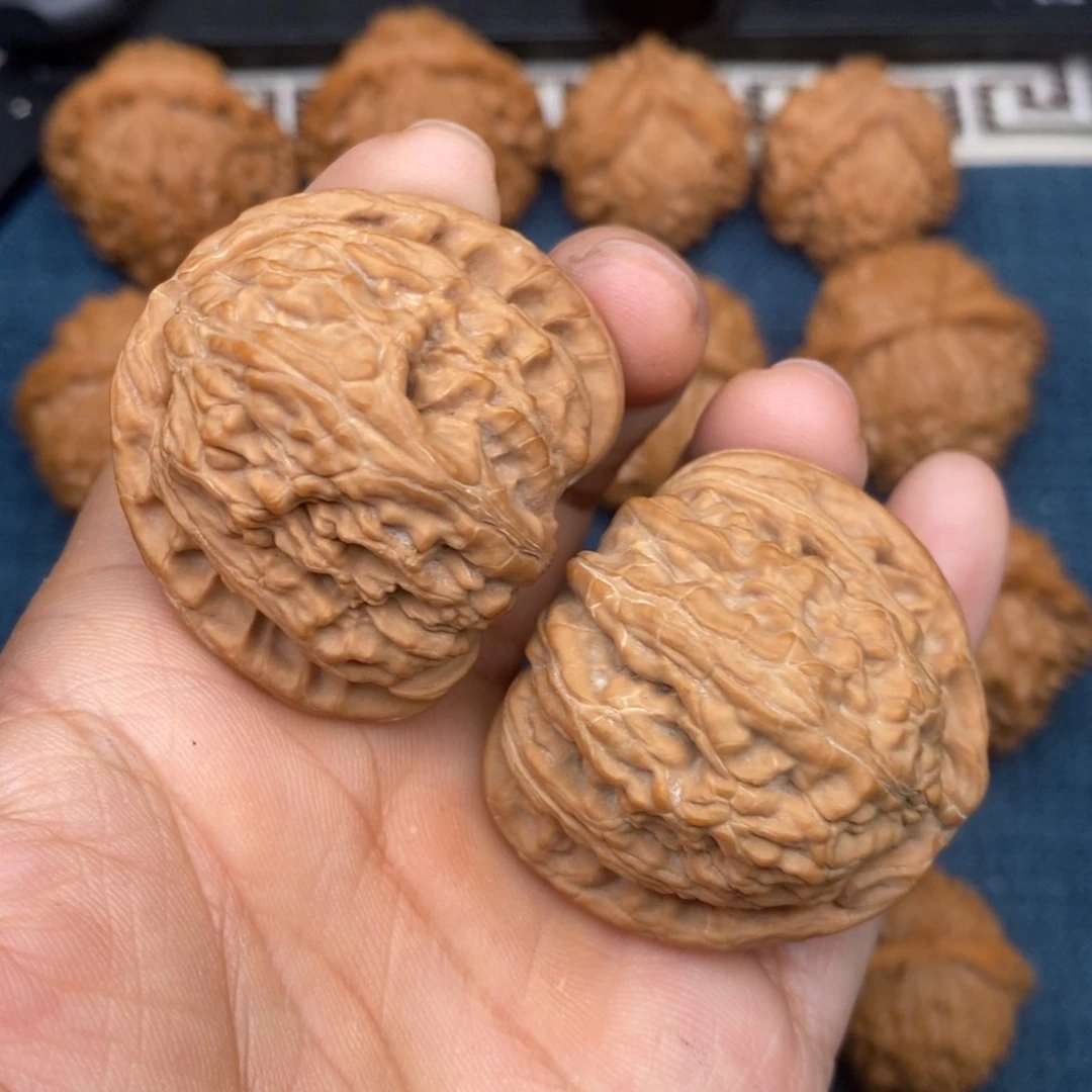 文玩核桃把件40全品红皮三角白