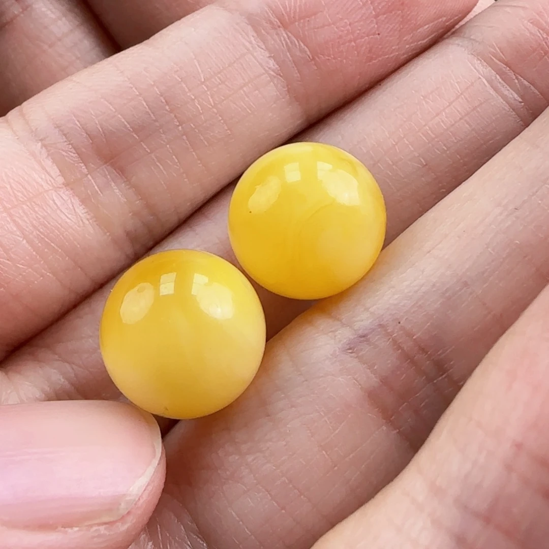 琥珀裸石未镶嵌多样性发其一