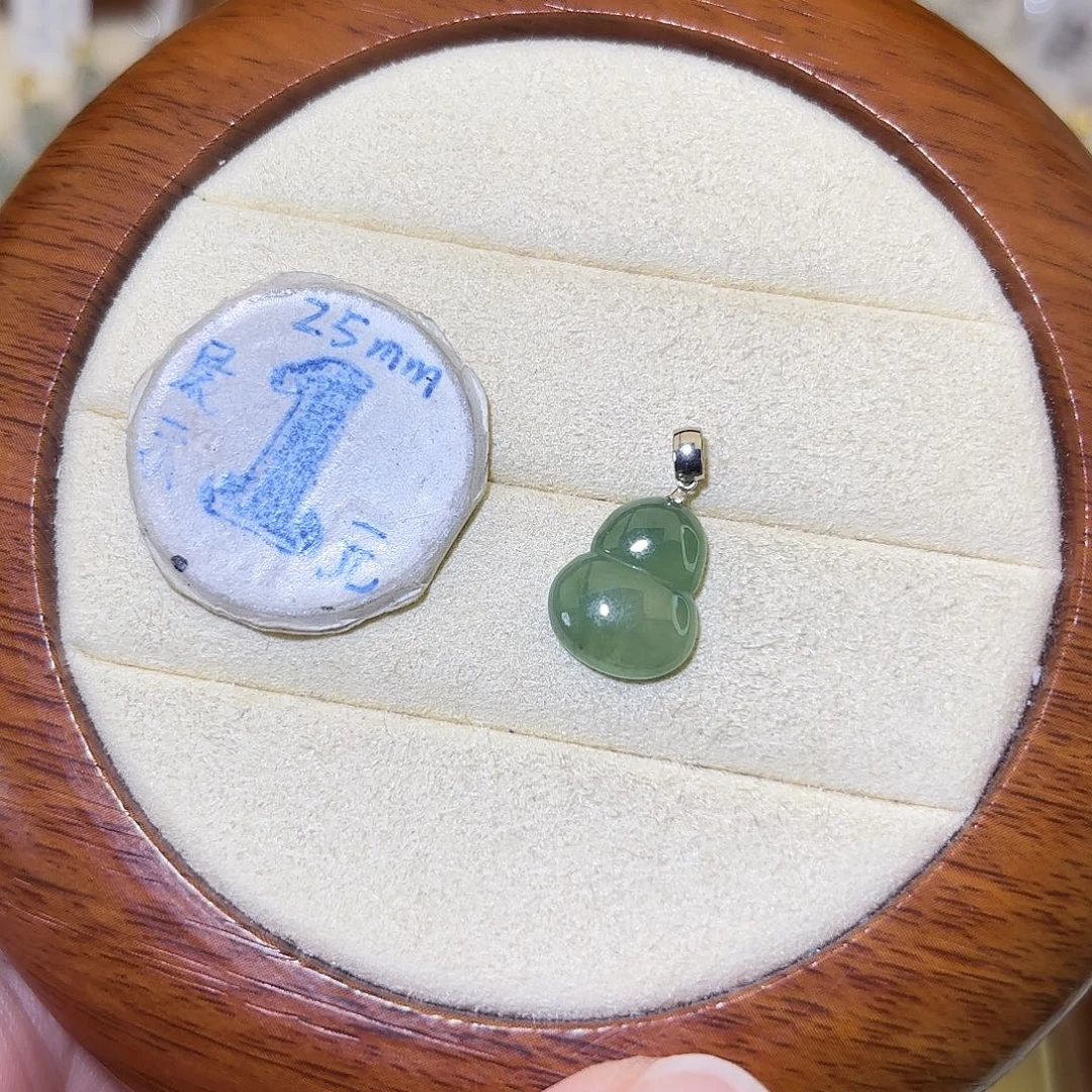 翡翠18K金镶嵌颈饰葫芦