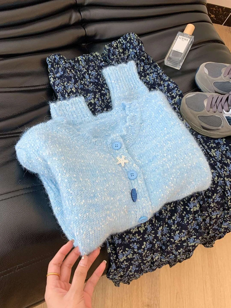 甜美软糯温柔风奶蓝色毛衣针织衫女秋冬软糯贝壳纽扣开衫外套上衣