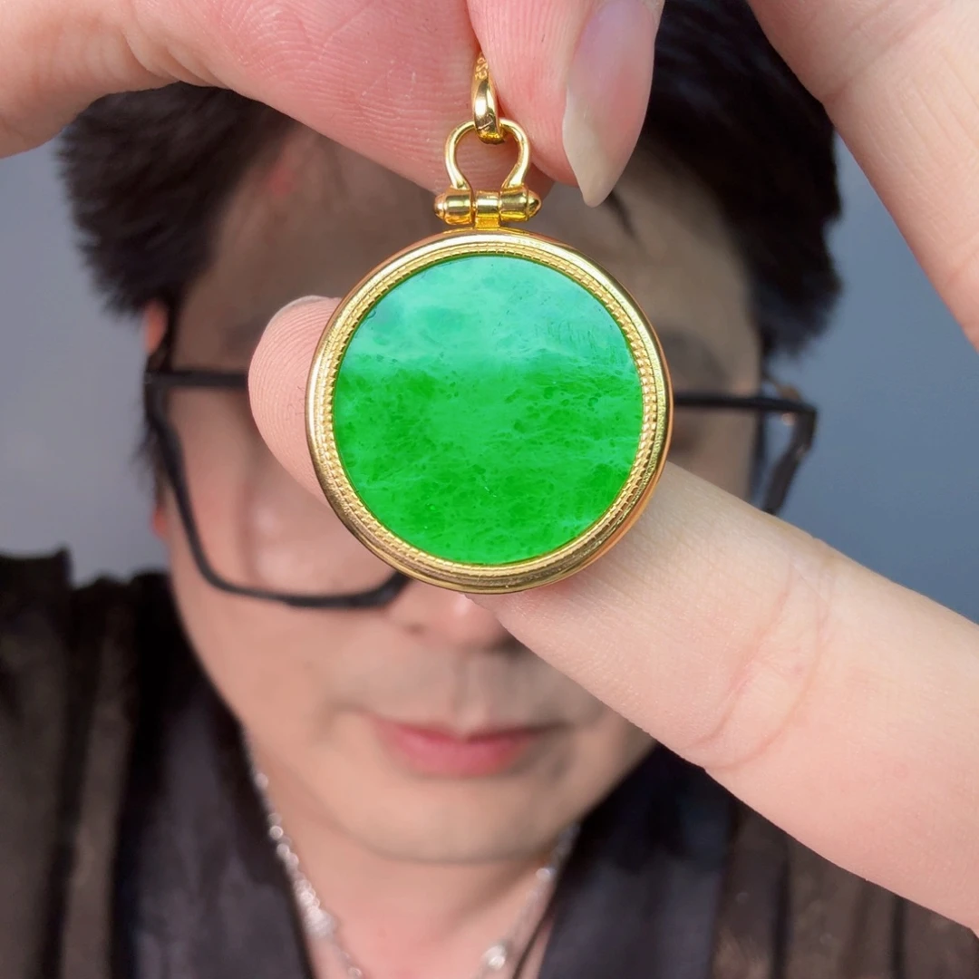 翡翠未镶嵌颈饰一件