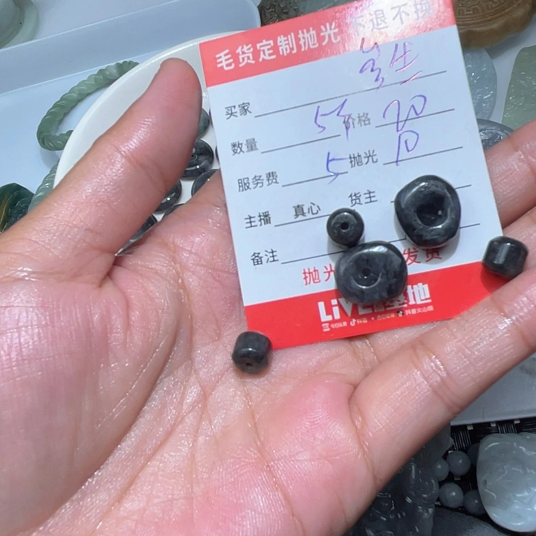 翡翠未镶嵌颈饰是