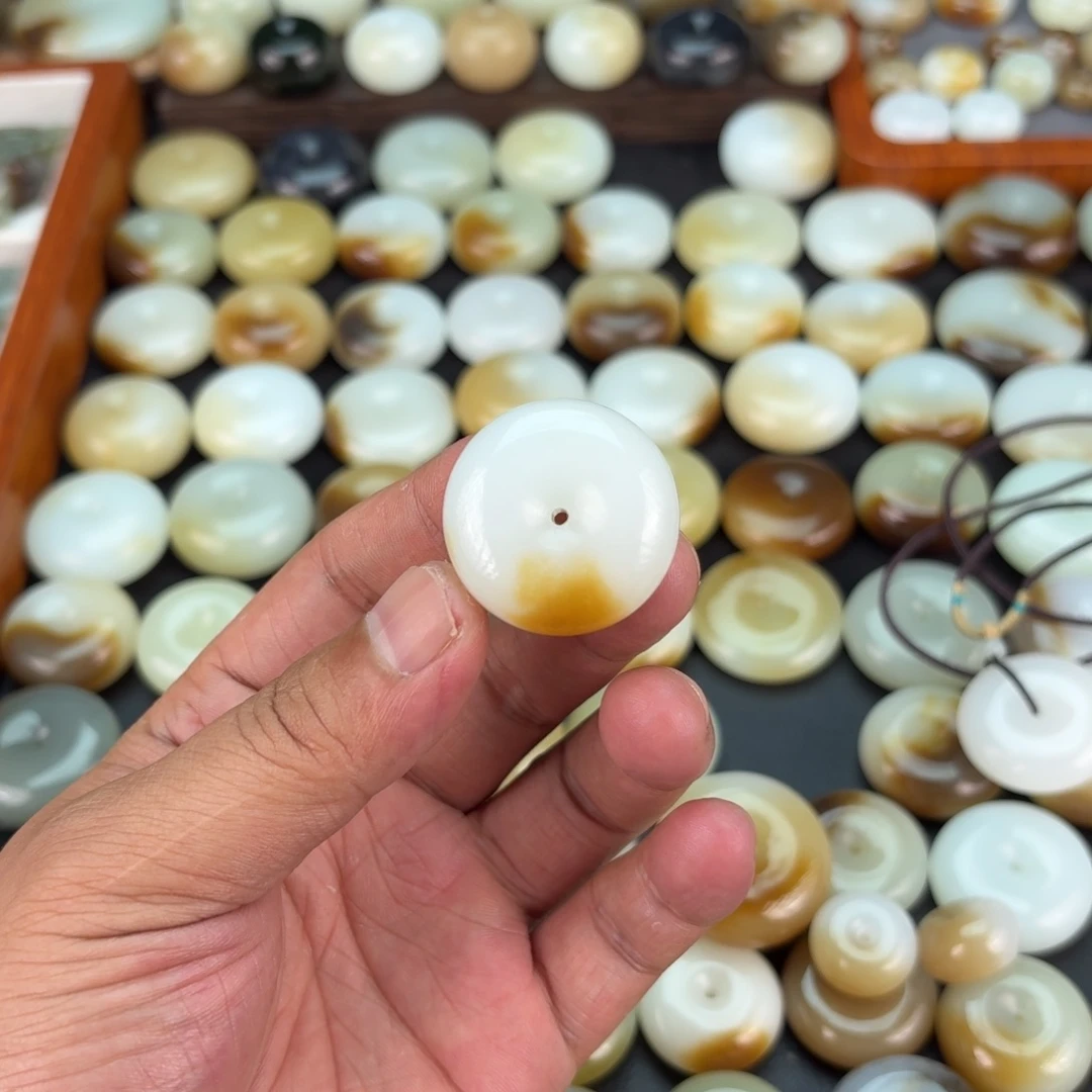 好***参和田玉未镶嵌颈饰