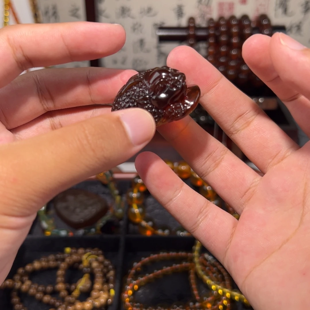 未镶嵌颈饰琥珀金蟾