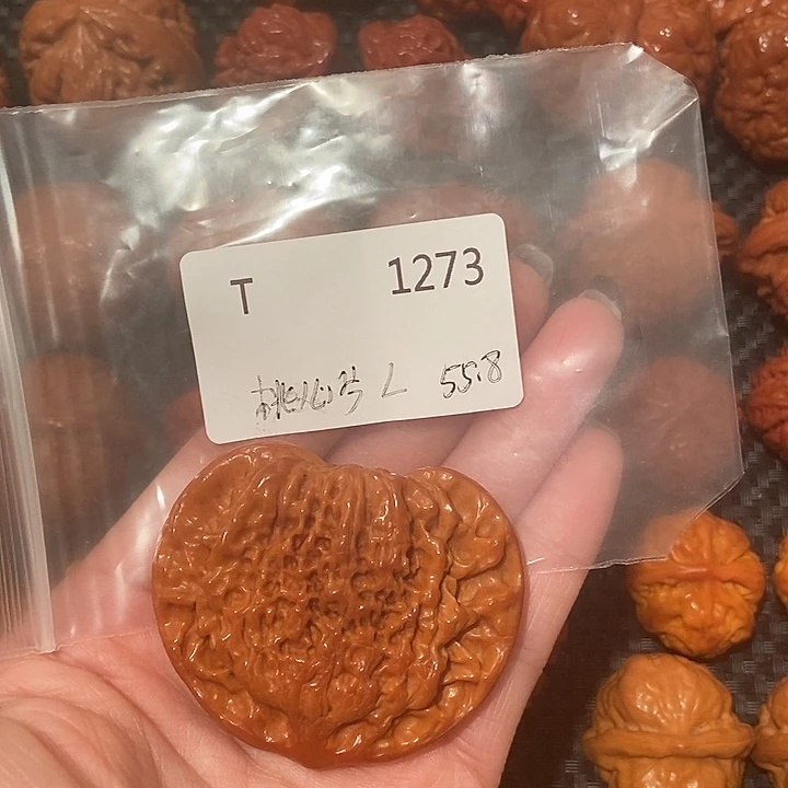 文玩核桃吊坠扁桃心55.8