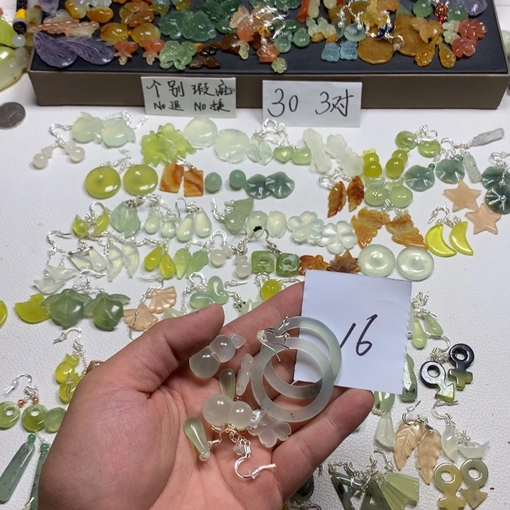 白***座合金蛇纹石玉耳钉