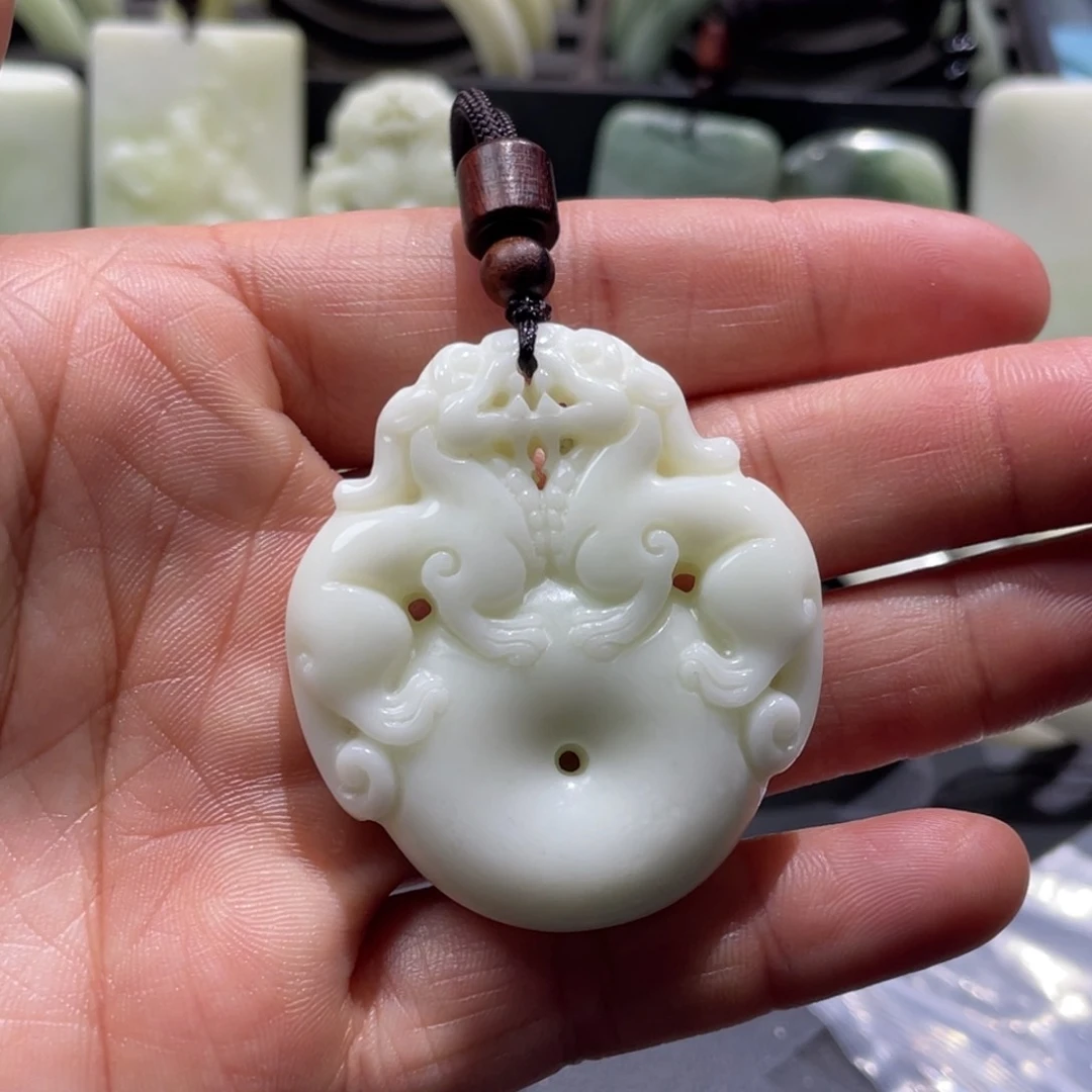 蓝田玉（蛇纹石化大理石玉）颈饰未镶嵌展****方