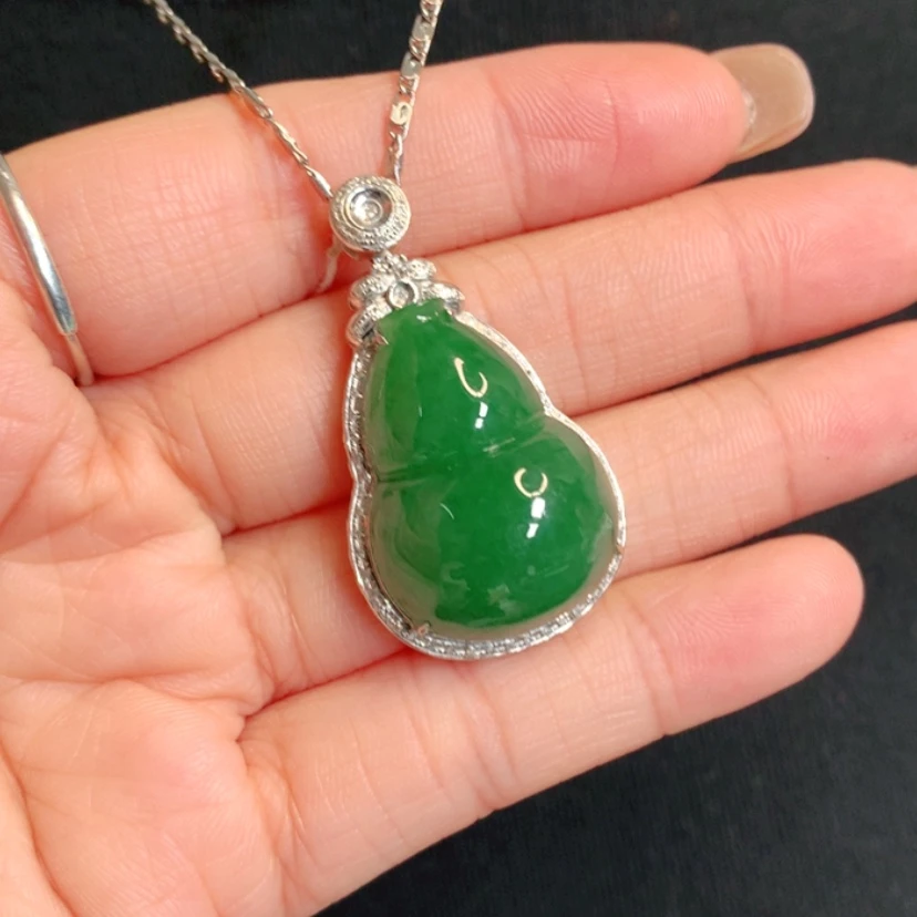 【闪购商品】颈饰18K金镶嵌翡翠葫芦