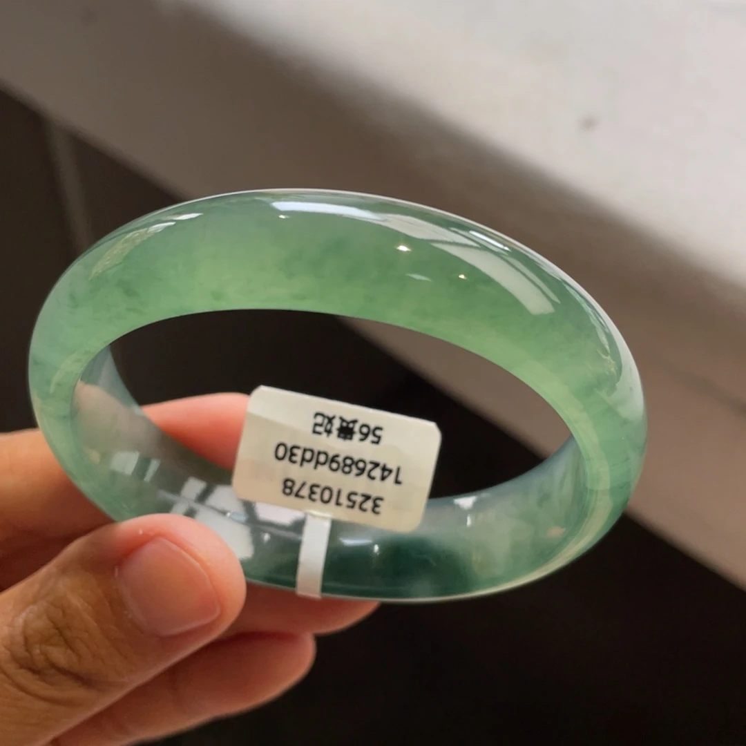 翡翠未镶嵌手镯冰胶湖水绿贵妃