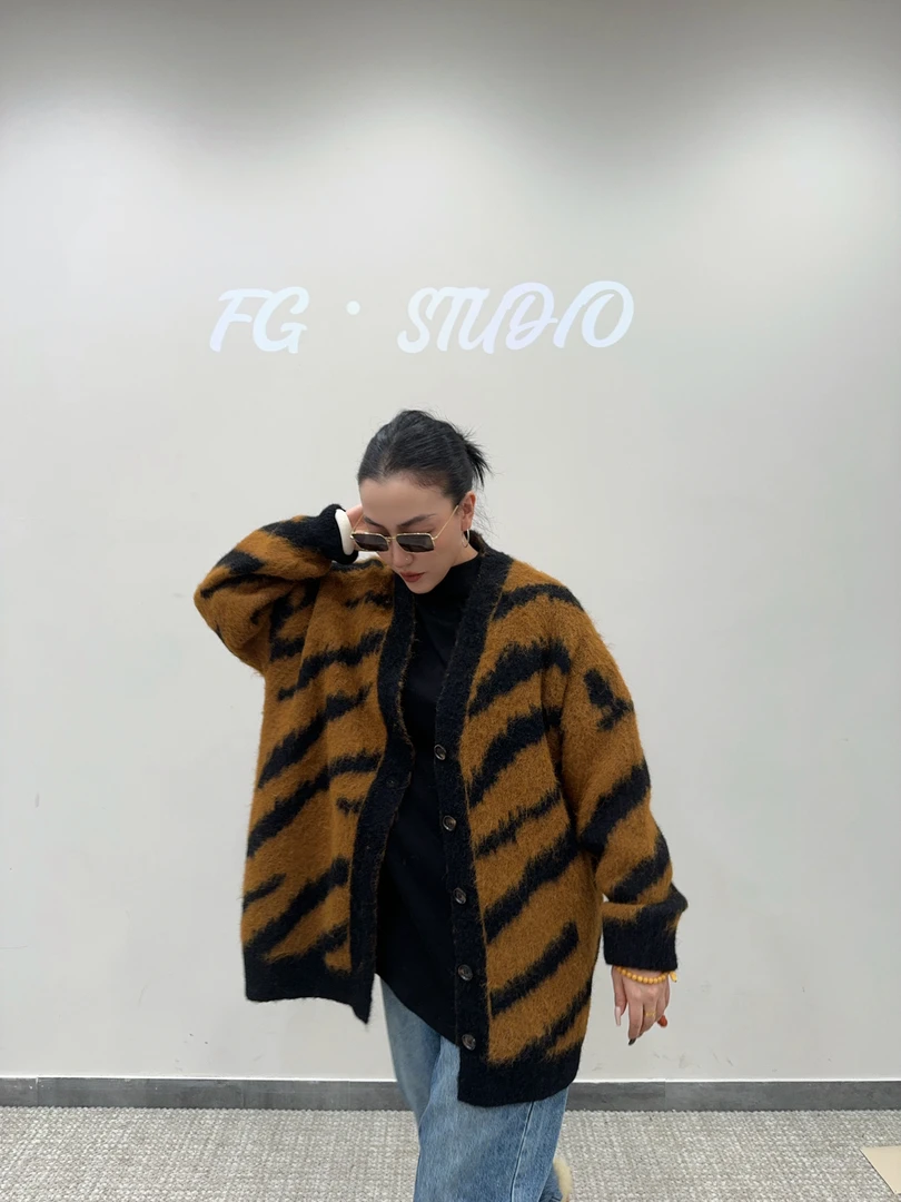 FG·STUDIO 姜黄色斑马纹开衫毛衣