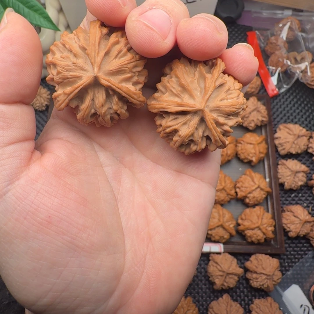 T***d文玩核桃吊坠岐山三棱文玩核桃（0804