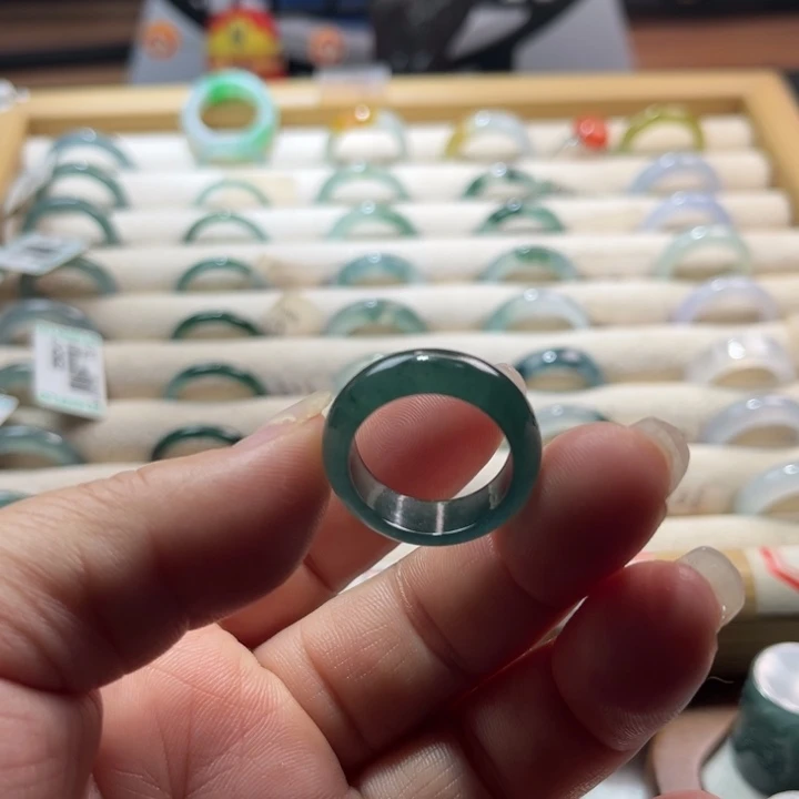 翡翠未镶嵌戒指蓝水