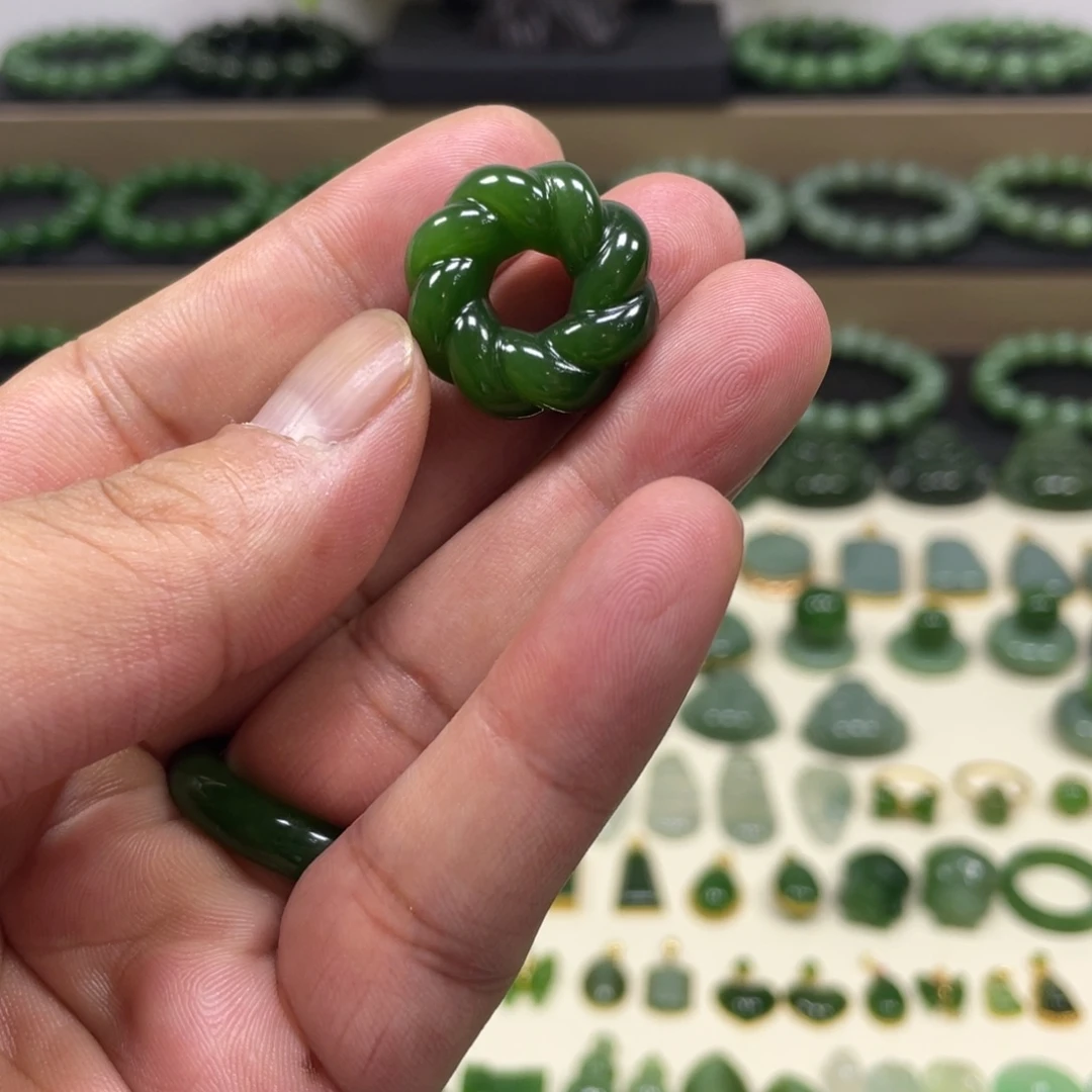 步****和田玉（碧玉）未镶嵌颈饰