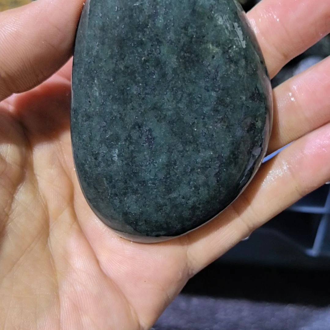 飘***飘有机玻璃藏玉药王石原石手把件一个