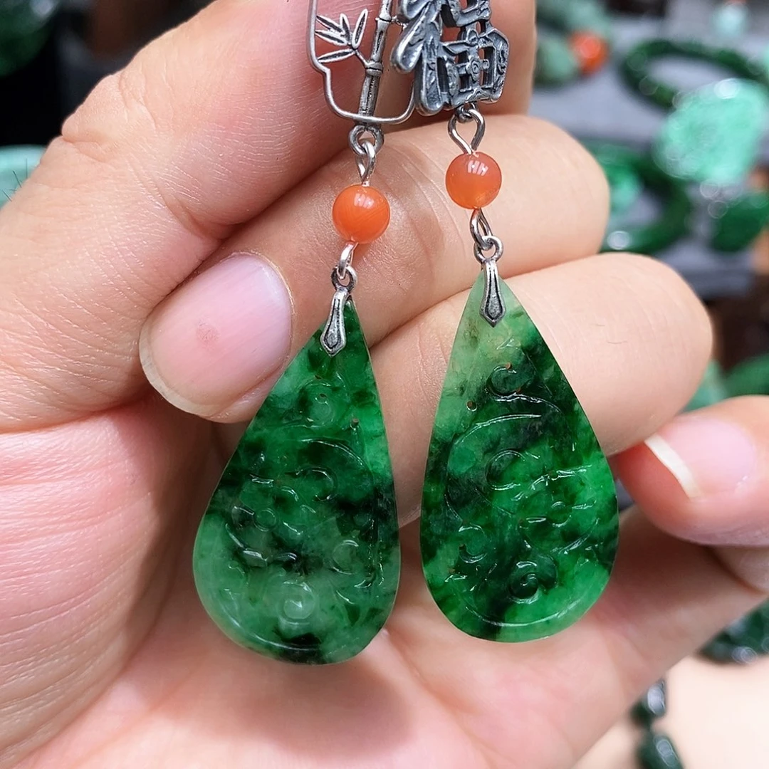 未镶嵌翡翠耳饰漂亮美眉