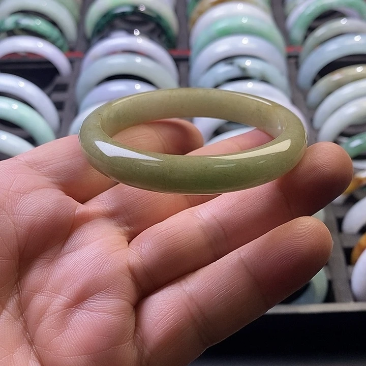 翡翠未镶嵌手镯1、正