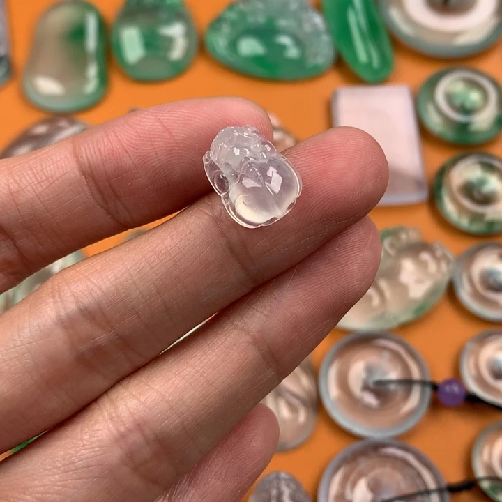 翡翠挂件未镶嵌….