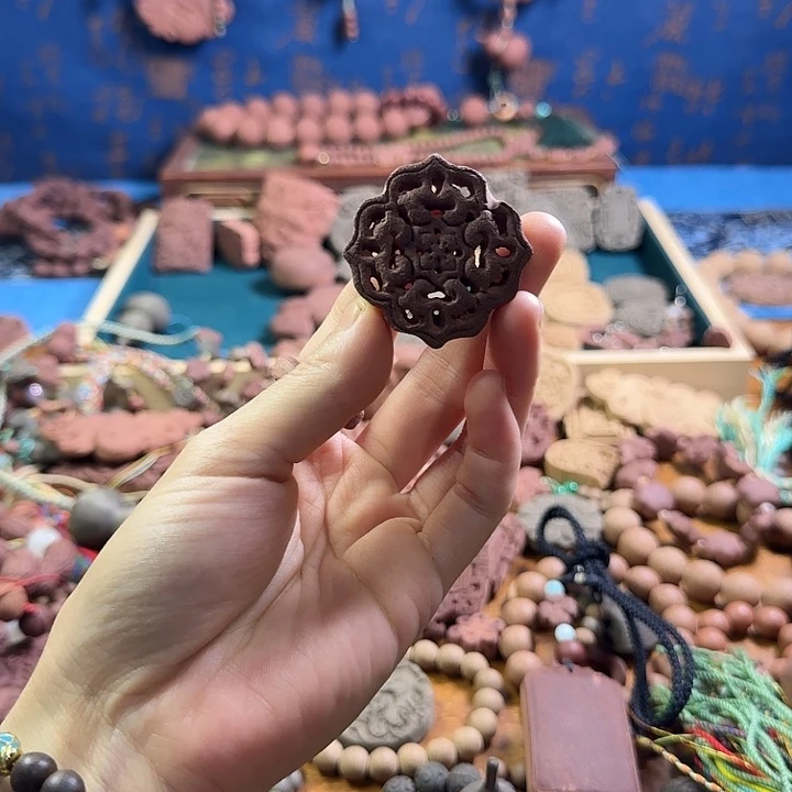 苏和香方镂空香牌