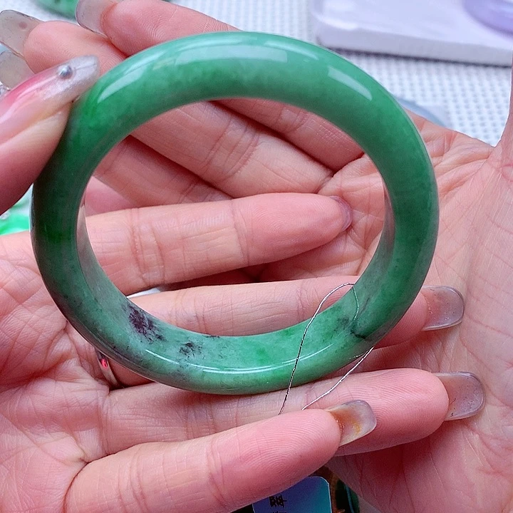 翡翠手镯未镶嵌翡翠