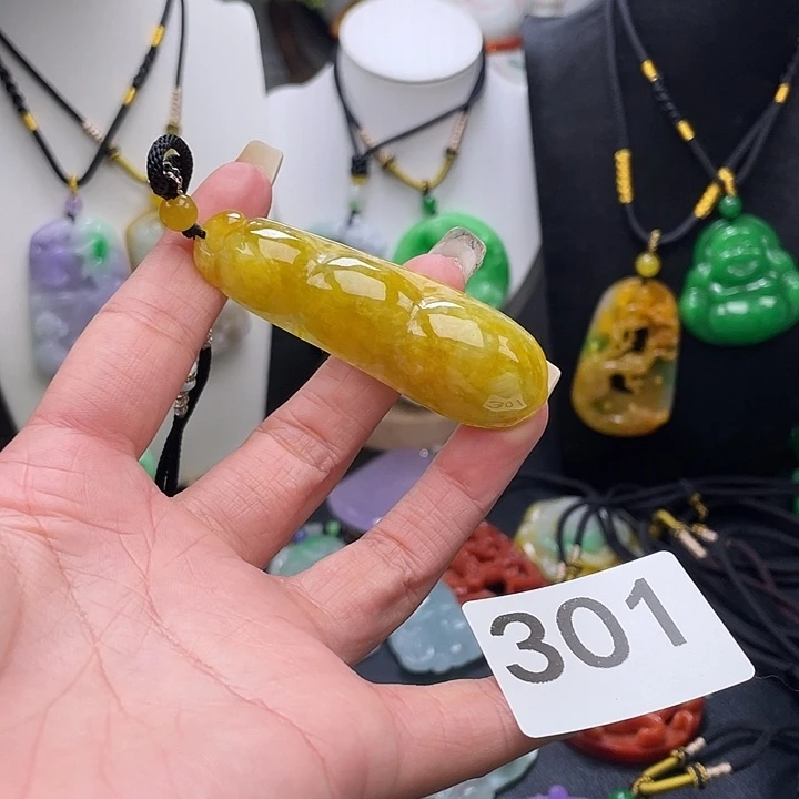 翡翠未镶嵌吊坠(赠链)