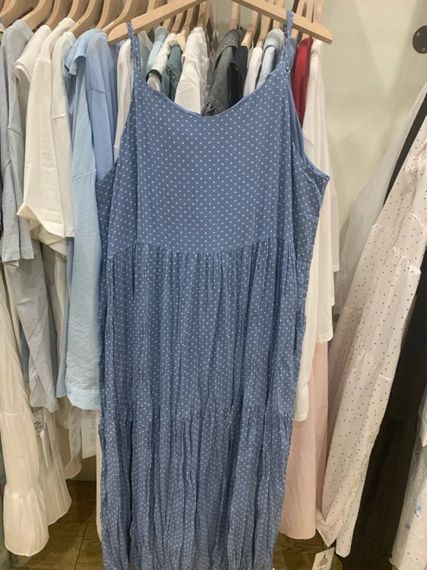 蓝色波点吊带裙显瘦百搭