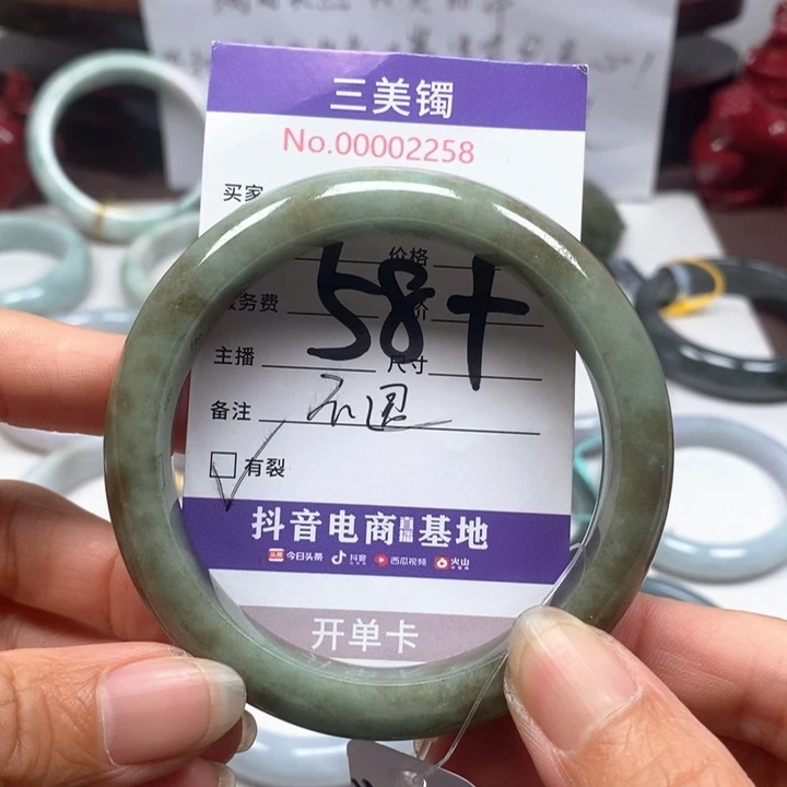 翡翠手镯未镶嵌翡翠