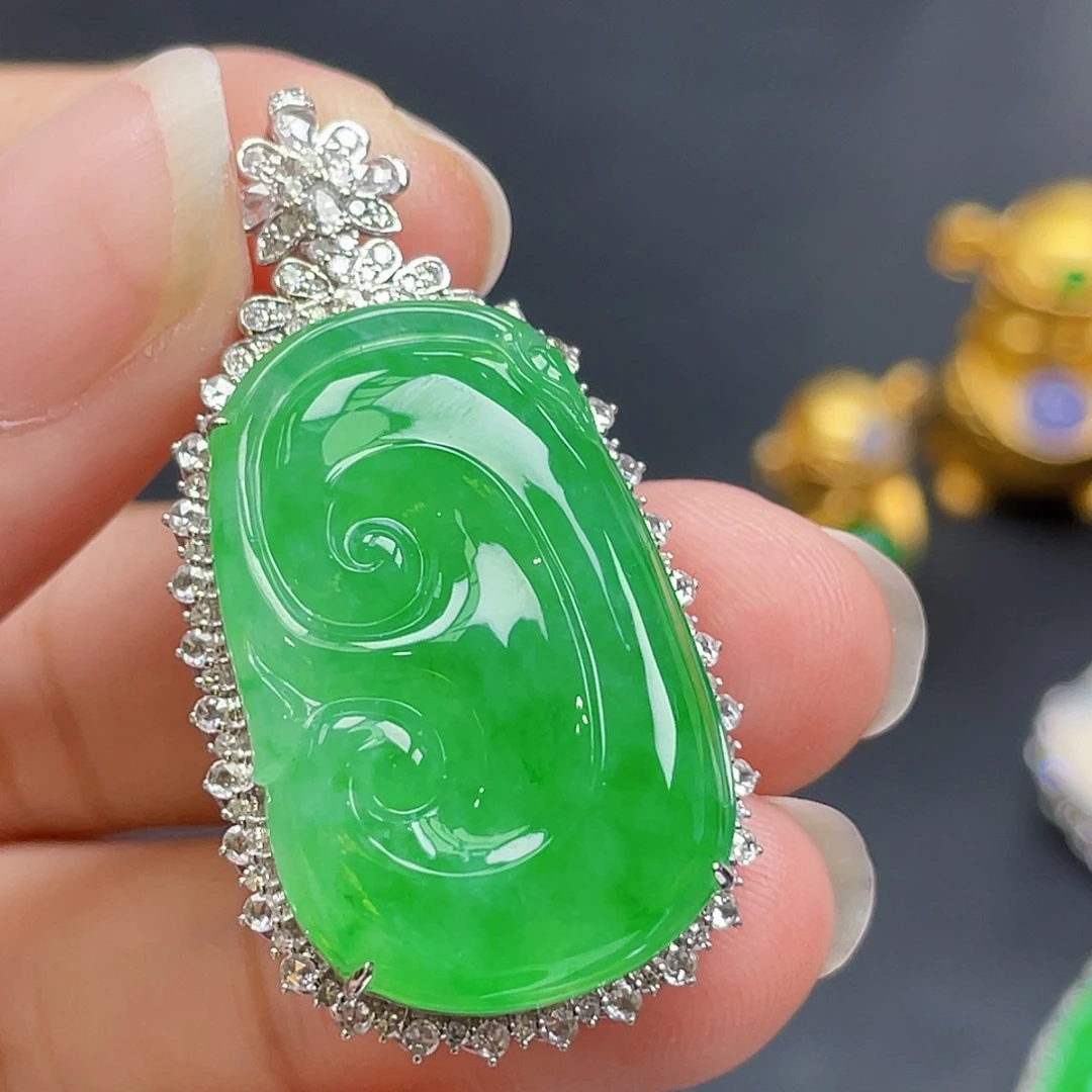 翡翠18K金镶嵌颈饰绿如意