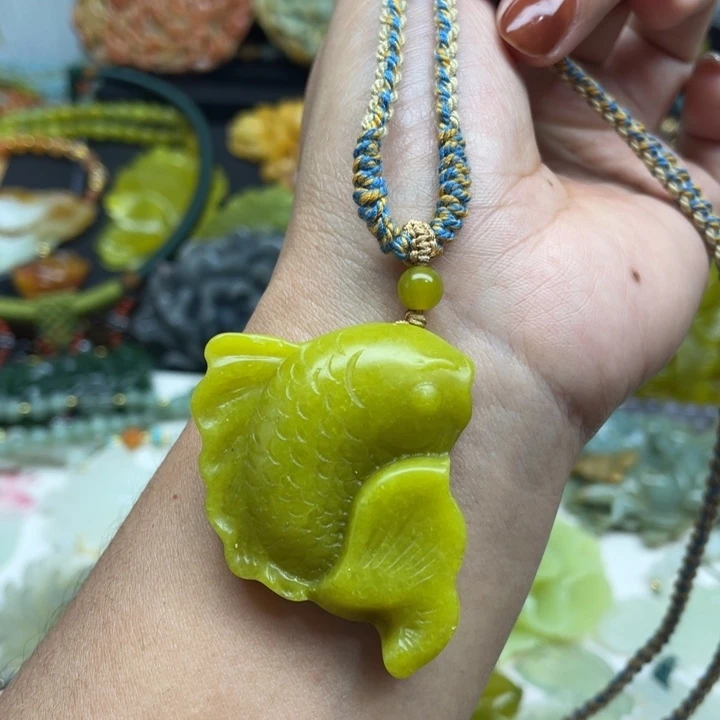 蛇纹石玉未镶嵌颈饰