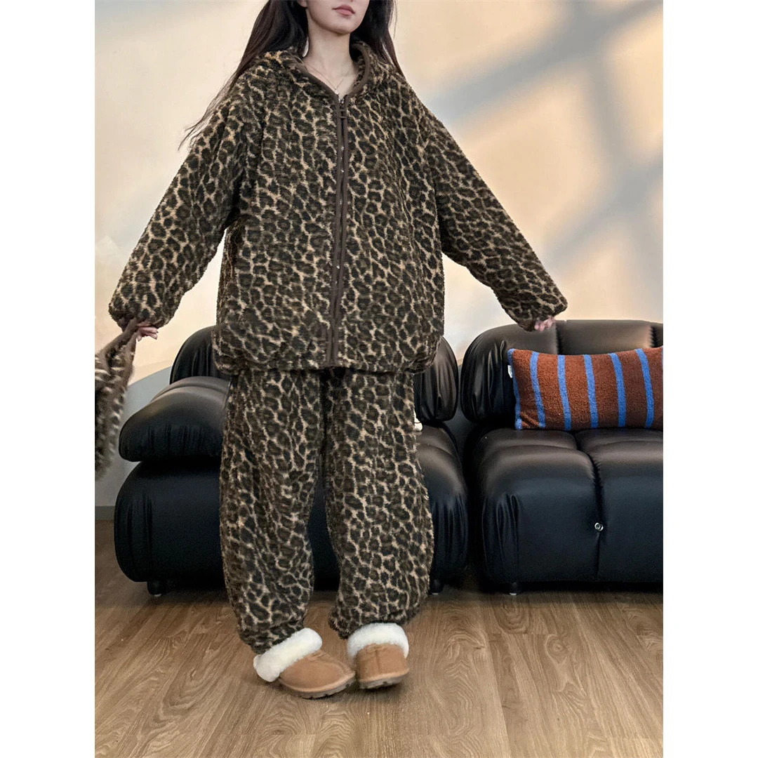 高级感豹纹珊瑚绒连帽睡衣女款秋冬季大码加绒加厚保暖家居服套装