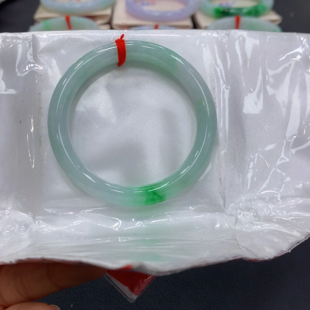 翡翠手镯未镶嵌翡翠