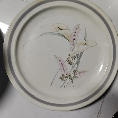 瓷片瓷片，各种摆件，均有瑕疵。沙锅！