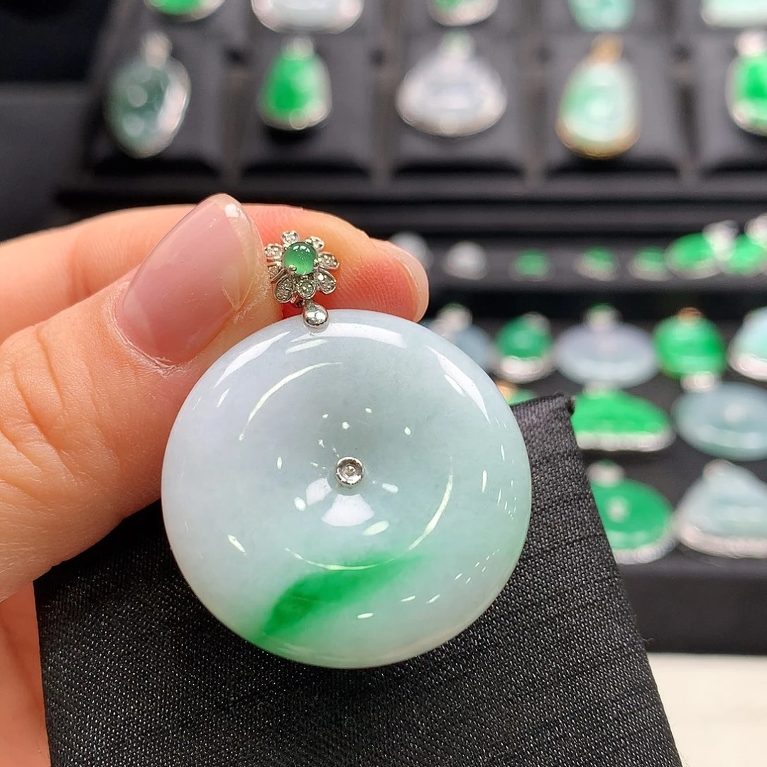 翡翠18K金镶嵌颈饰平安扣