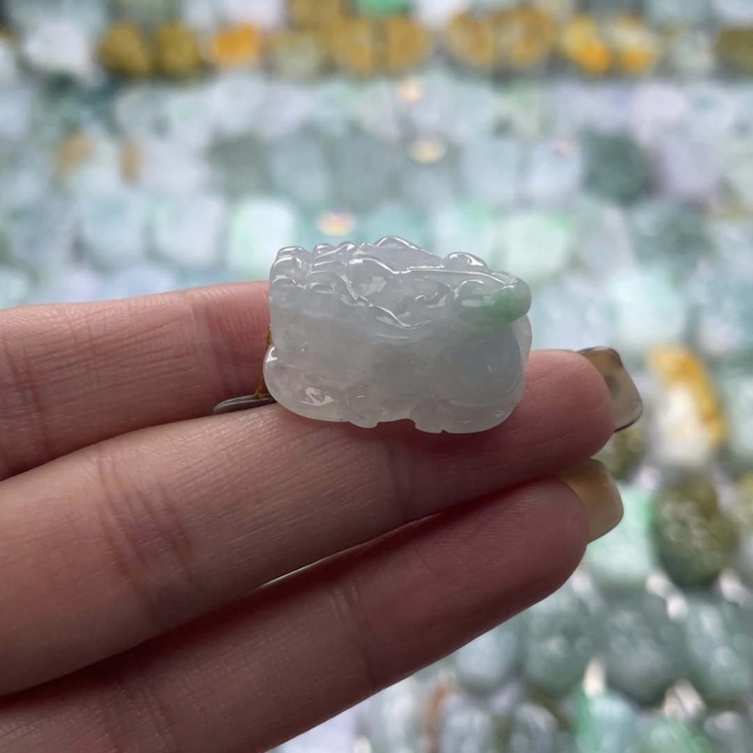 翡翠未镶嵌颈饰貔貅