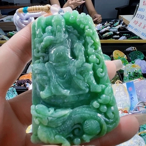 翡翠未镶嵌颈饰一个