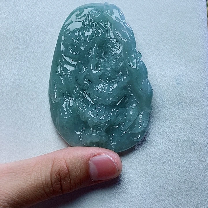 翡翠未镶嵌颈饰龙