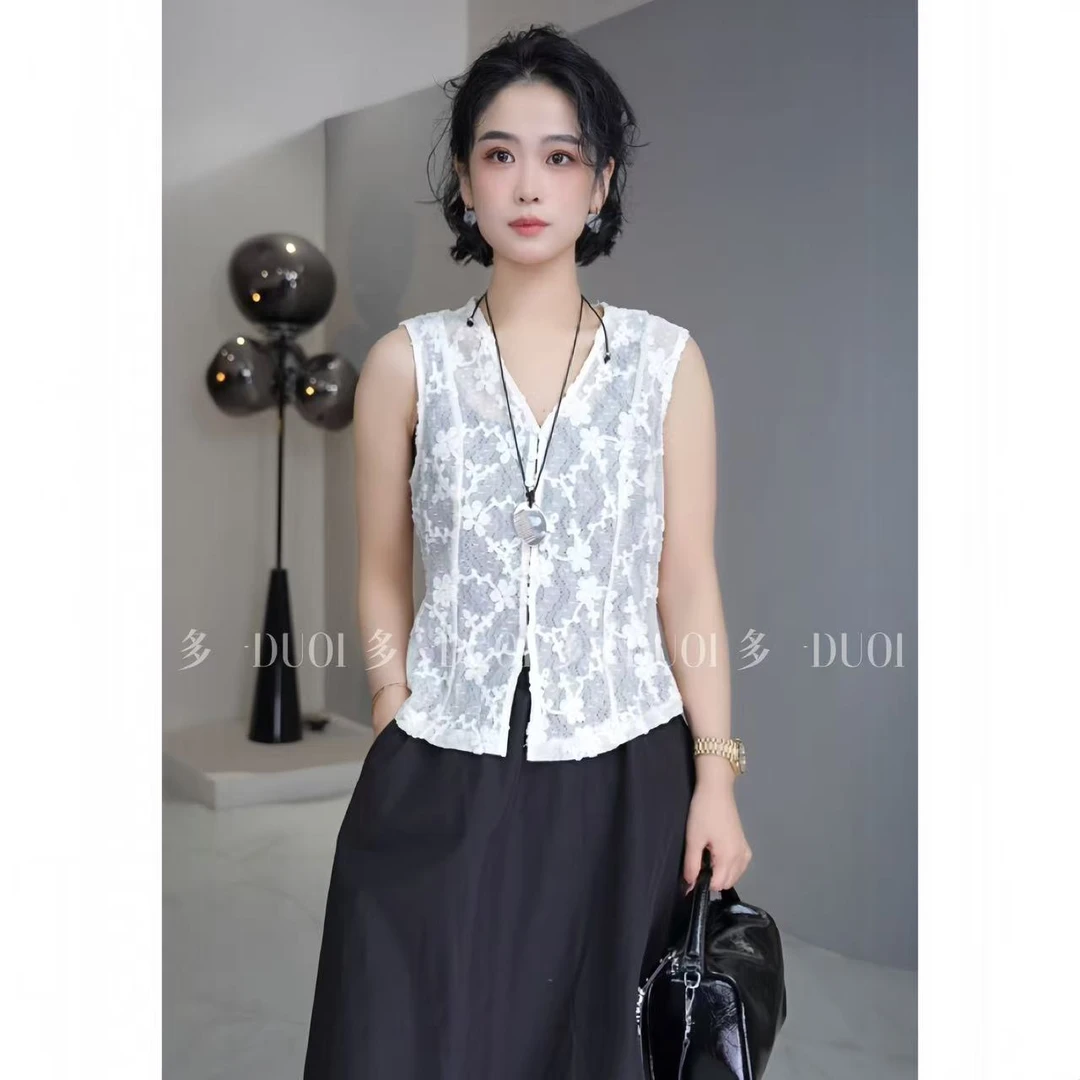 多一“法式浪漫”2025早春法式V领单排扣重工钩花蕾丝设计无袖背心