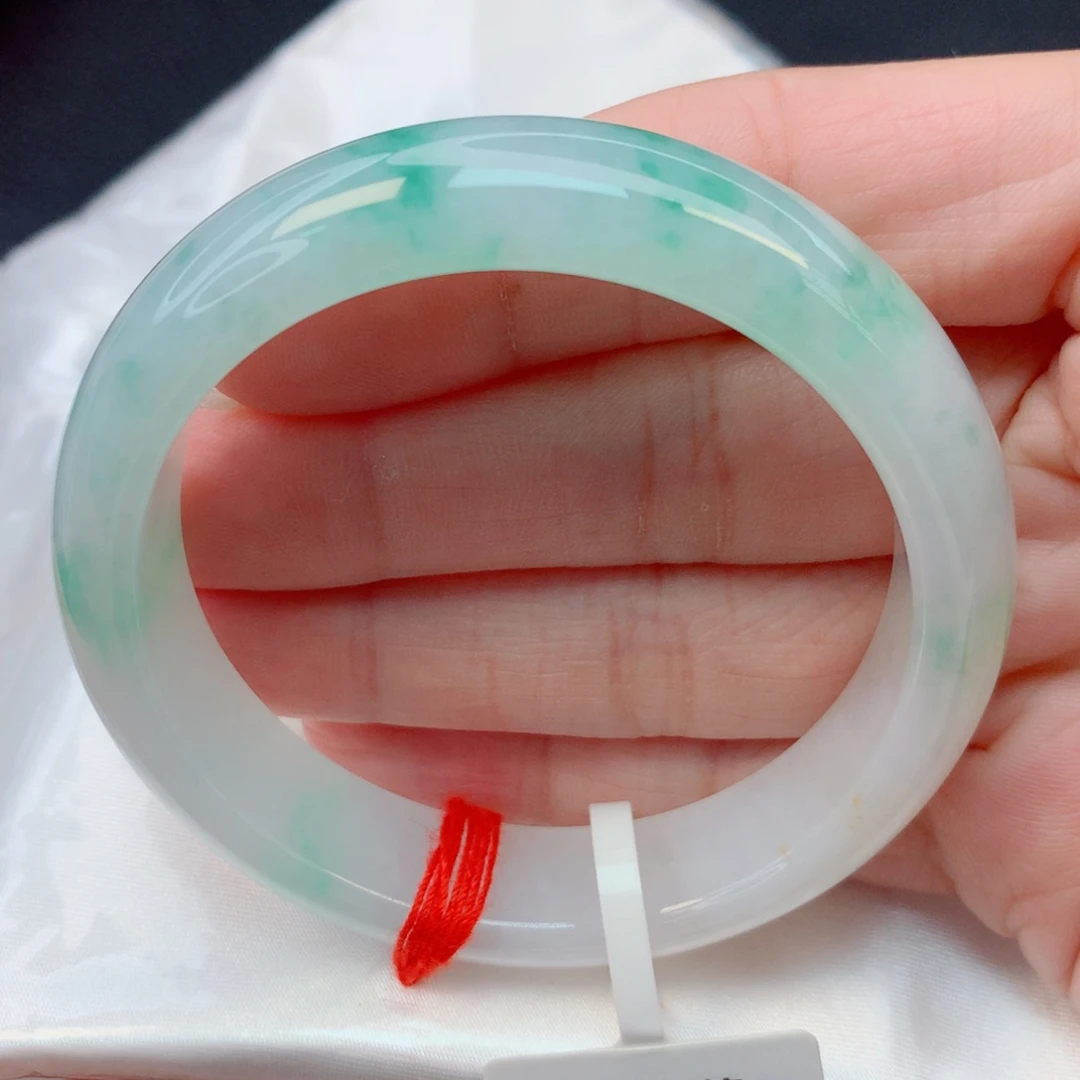 翡翠未镶嵌手镯51.7圈 白底飘阳绿花有纹