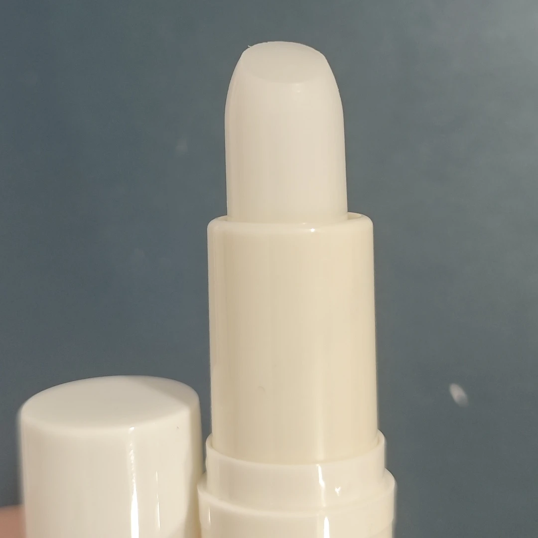 资 透明的唇膏4g装