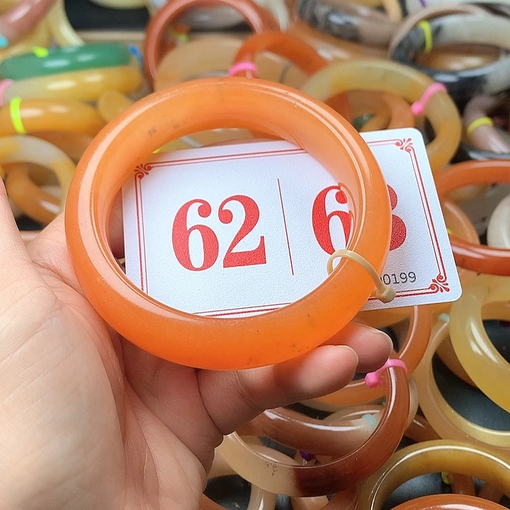 未镶嵌石英质玉（黄龙玉）手镯