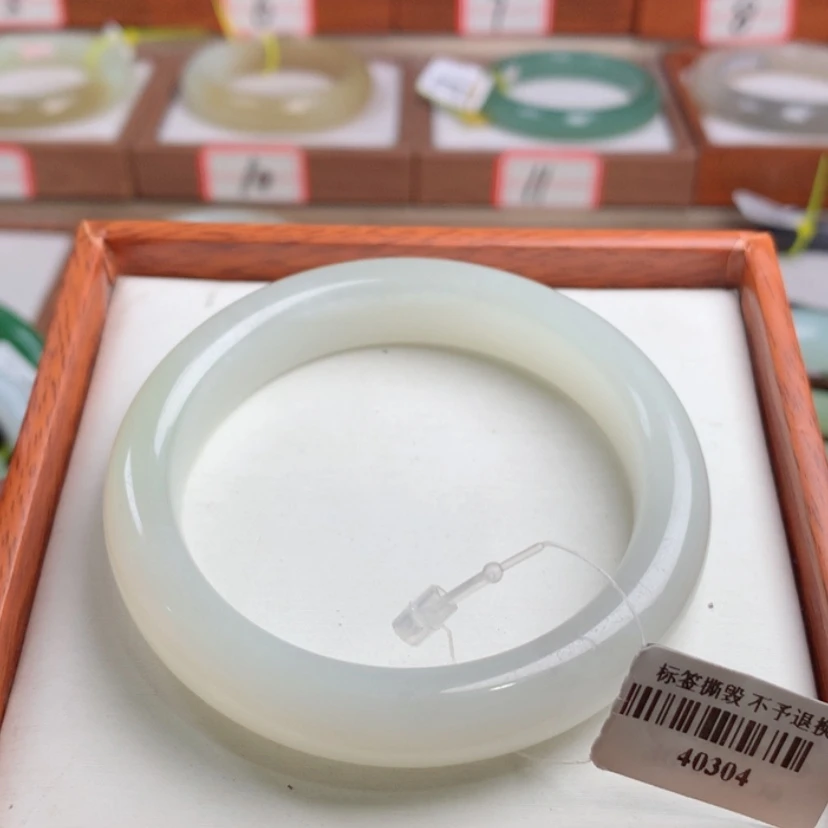 【闪购商品】和田玉手镯未镶嵌55