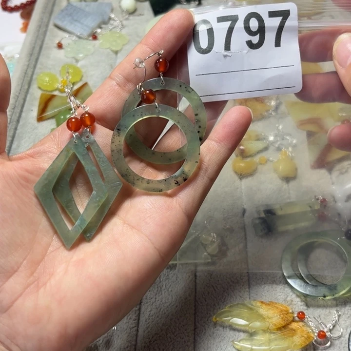 ****草合金蛇纹石玉耳饰