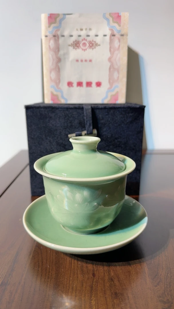 卢伟孙梅子青荷花盖碗